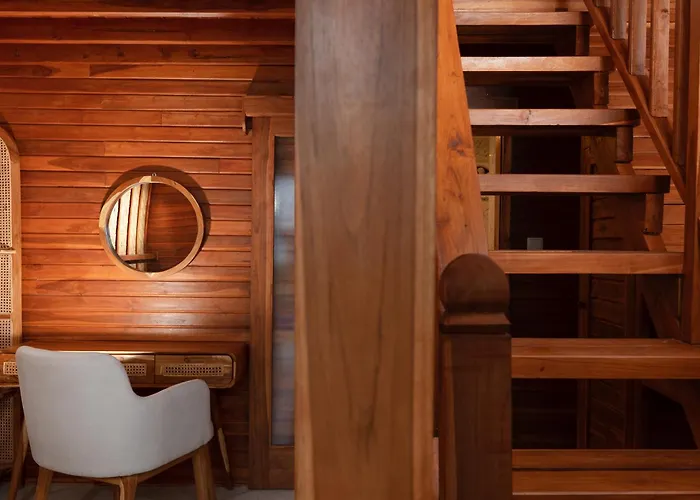 Luh Adi 2, Balinese Wooden House In أُلُواتو